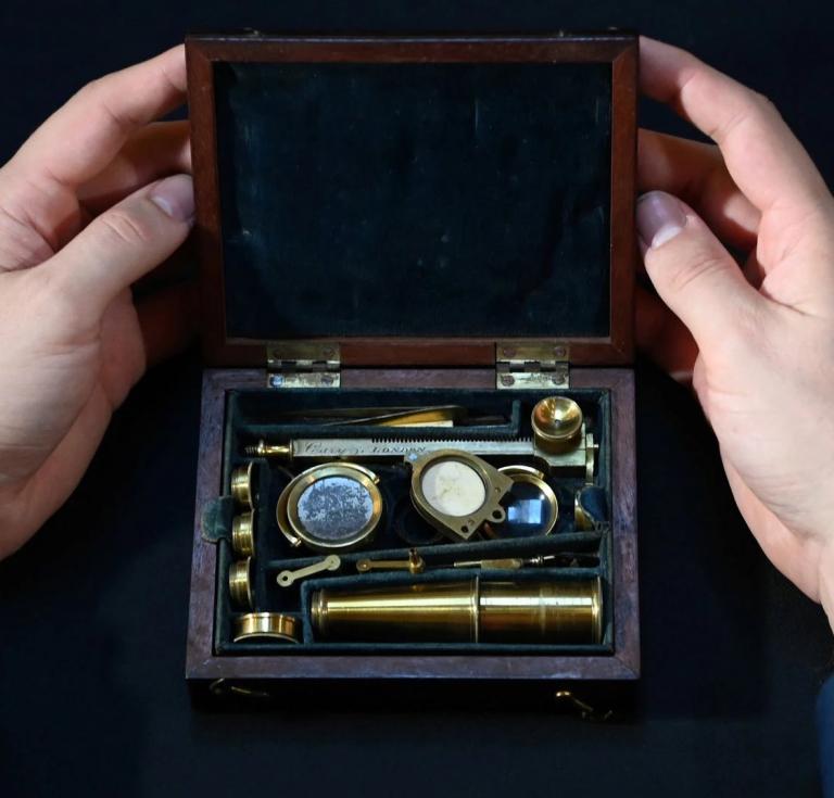 Darwin family microscope